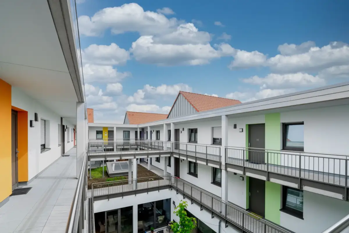 Atrium der Wohnanlage Dorfmitte in Weseke mit Laubengängen