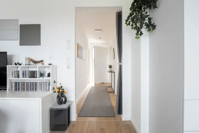 Heller Wohn- und Flurbereich mit Holzboden in einer Wohnung der Wohnanlage