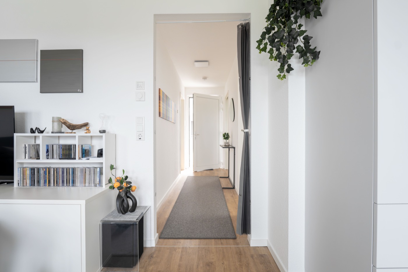 Heller Wohn- und Flurbereich mit Holzboden in einer Wohnung der Wohnanlage