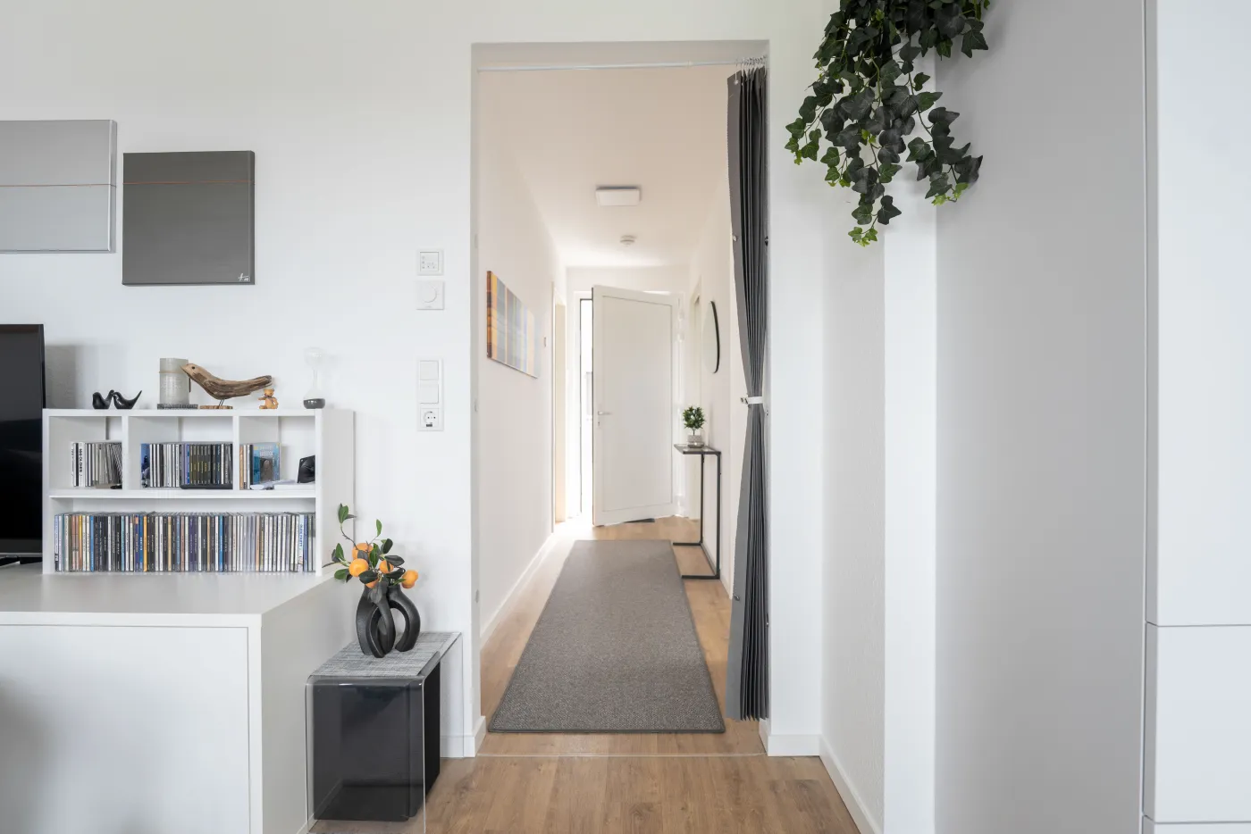 Heller Wohn- und Flurbereich mit Holzboden in einer Wohnung der Wohnanlage